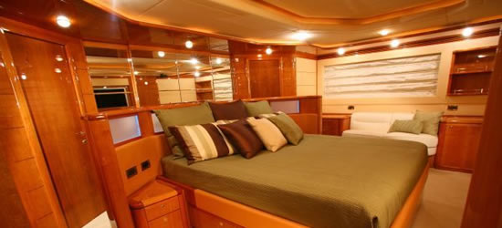 Ferretti 880