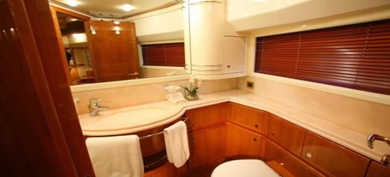 Ferretti 880