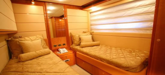 Ferretti 880